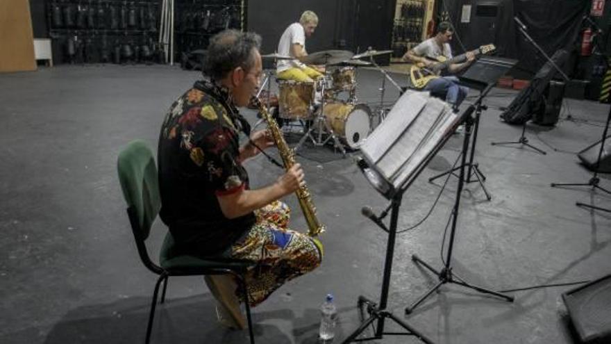 Ensayo ayer en el Gran Teatro del concierto de hoy de José Luis Santacruz y los hijos de Pastorius.