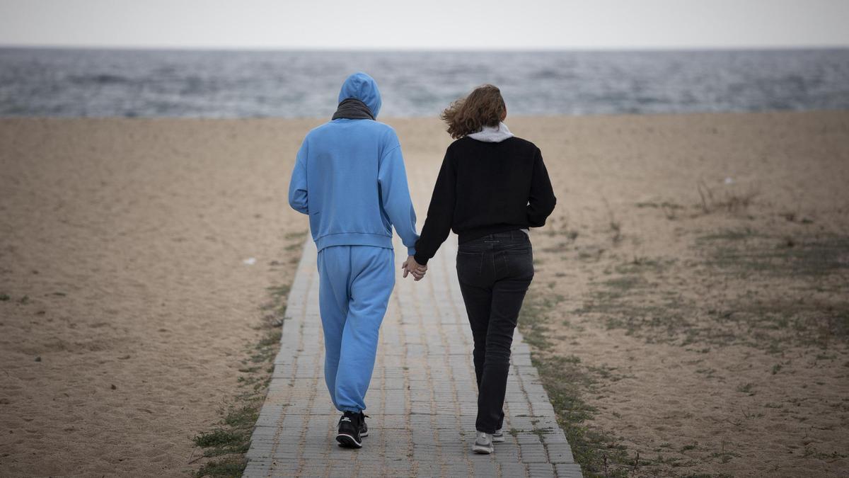 O.B. se abraza a su madre, en un paseo por la playa cercana a su nueva casa.