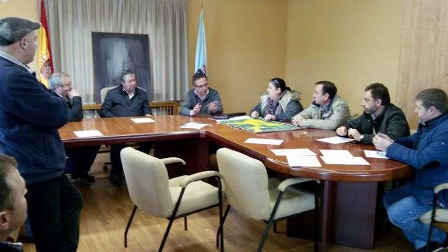 Asistentes a la reunión informativa celebrada en el consistorio.