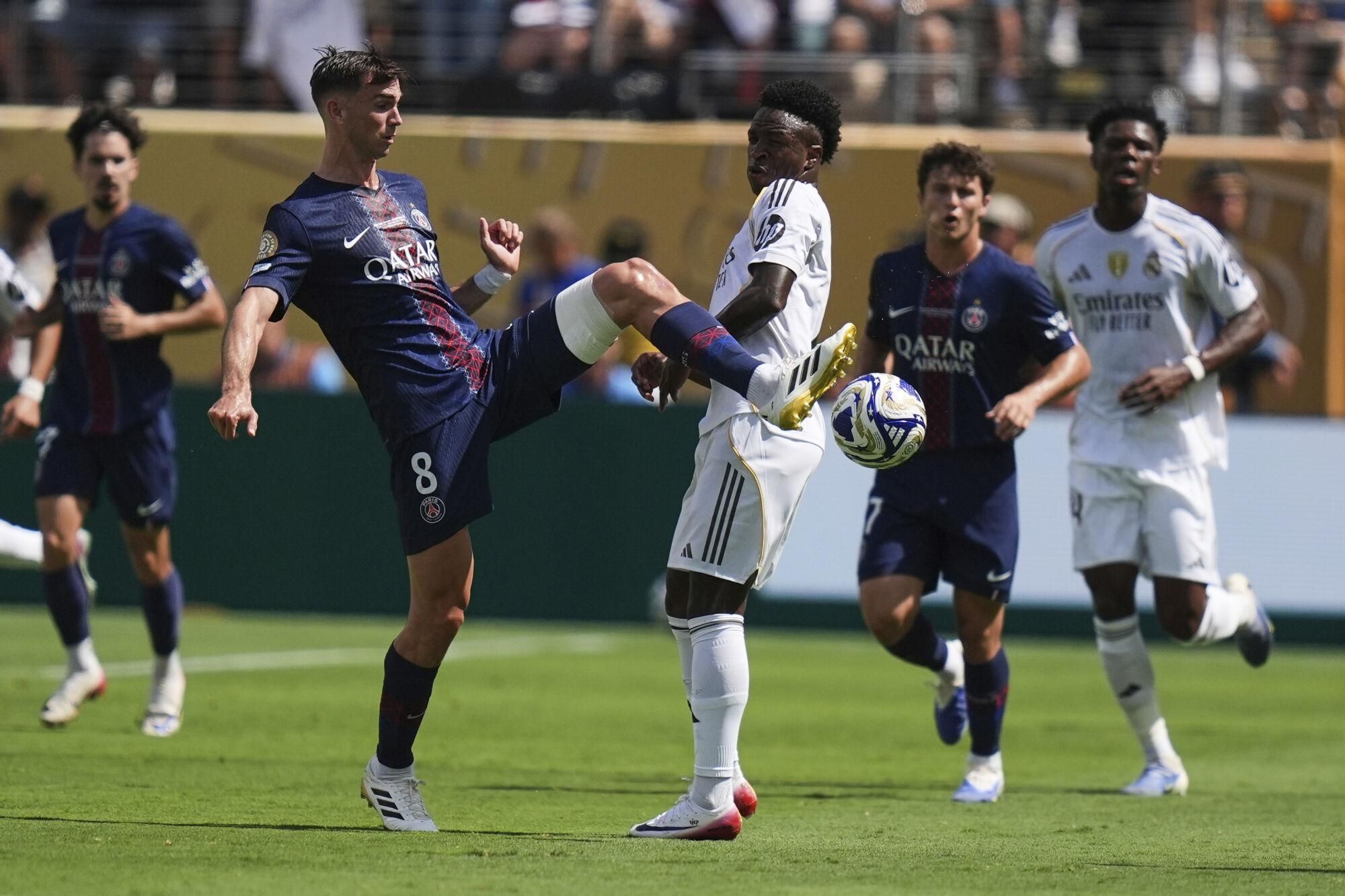Paris Saint-Germain's Fabian Ruiz (8) and Real Madrid's Vinicius Junior (7) battle for the ball during the Club World Cup semifinal soccer match between PSG and Real Madrid in East Rutherford, N.J., Wednesday, July 9, 2025. (AP Photo/Seth Wenig) Associated Press / LaPresse Only italy and spain. EDITORIAL USE ONLY/ONLY ITALY AND SPAIN