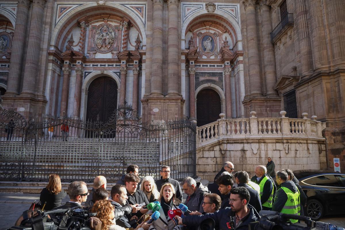 La consejera de Economía de la Junta de Andalucía, Carolina España, y la consejera de Cultura y Deporte, Patricia del Pozo, han visitado esta mañana las obras de la cubierta de la Catedral de Málaga, junto al obispo de Málaga, Monseñor José Antonio Satué.
