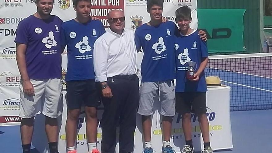 Los tenistas y el capitán, con el presidente de la Federación, José Alcolea.