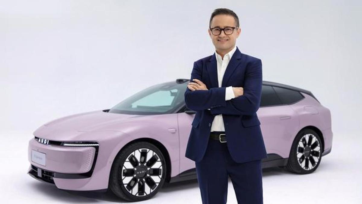 Fermín Soneira, ante el nuevo  modelo de Audi.