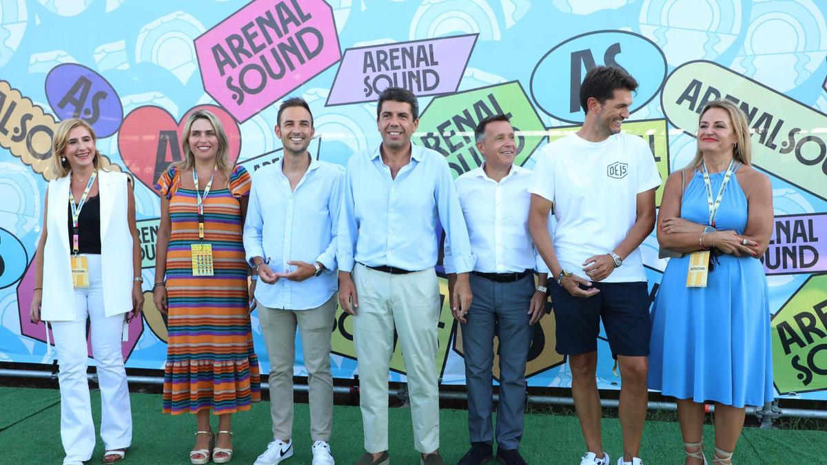 Carlos Mazón y otras autoridades en su visita al Arenal Sound en 2023.
