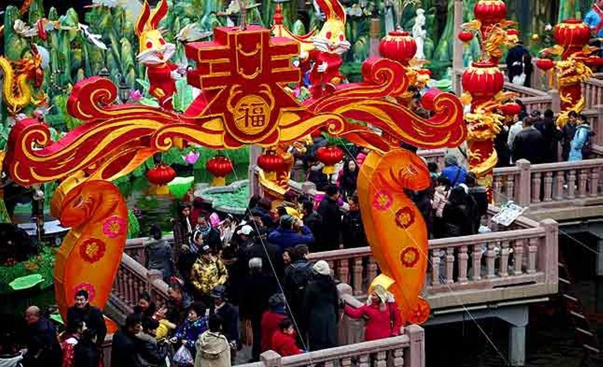 La gent visita el jardí Yuyuan, decorat amb motiu de l’Any Nou Xinès, al centre de Xangai (Xina).