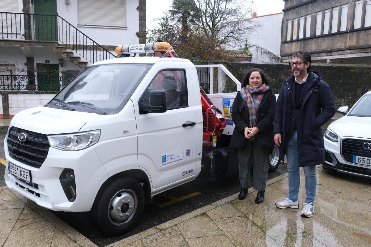 Luis Oujo e Belén do Campo co novo vehículo adquirido polo Concello de Porto do Son.