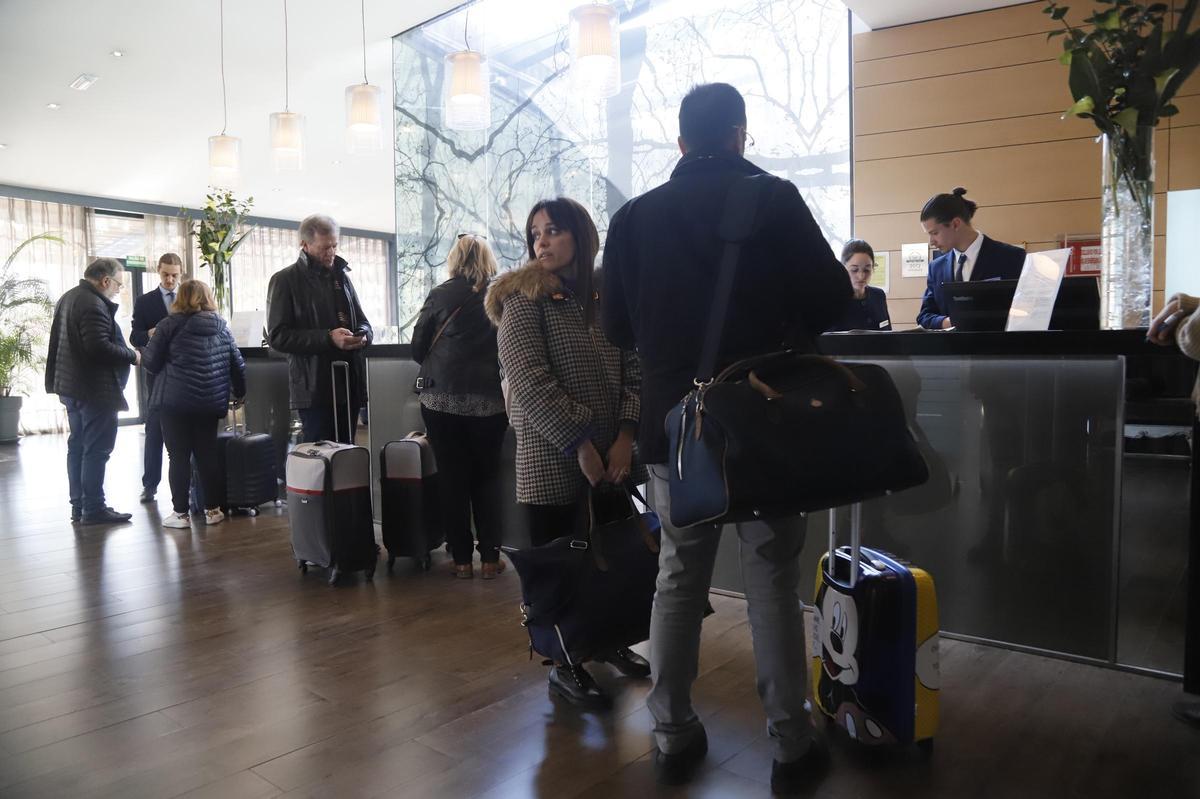 Recepcionistas atienden a clientes en un hotel de Córdoba.