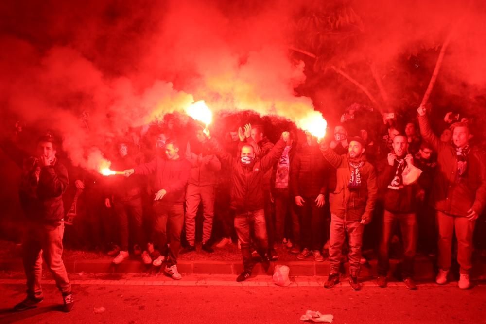 La afición blanquiazul vuelve a demostrar que está con su equipo, inmerso en la lucha por la permanencia, y anima a los jugadores en los exteriores de La Rosaleda.