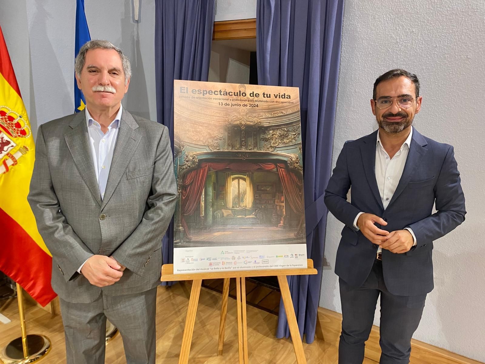El delegado de la Junta de Andalucía de Desarrollo Educativo y Formación Profesional en Córdoba, José Francisco Viso, junto al diputado de Desarrollo Económico, Promoción y Empleo de la Diputación, Félix Romero, con el cartel de 'El espectáculo de tu vida'.