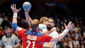 Karabatic y Gullerud, en plena disputa en el Francia-Noruega.