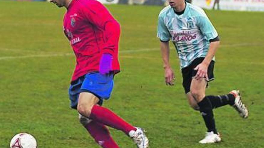 Un jugador del Racing Benavente intenta presionar a un «tomatero».