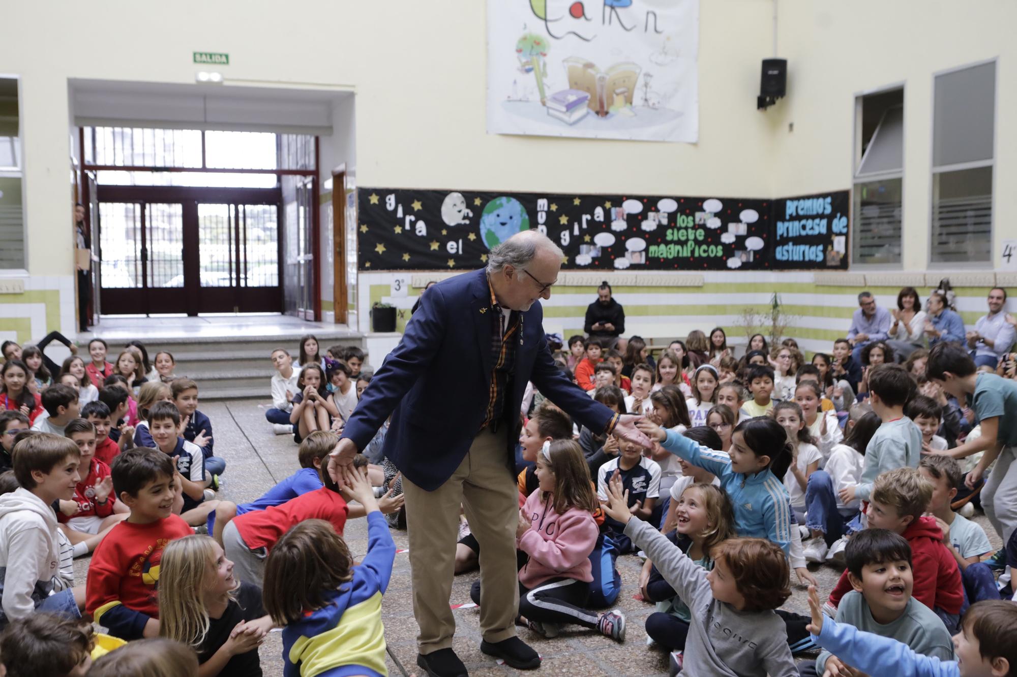 EN IMÁGENES: Philip Felgner, uno de los padres de la vacuna contra el covid, vuelve a Asturias y visita el colegio Clarin en Gijón