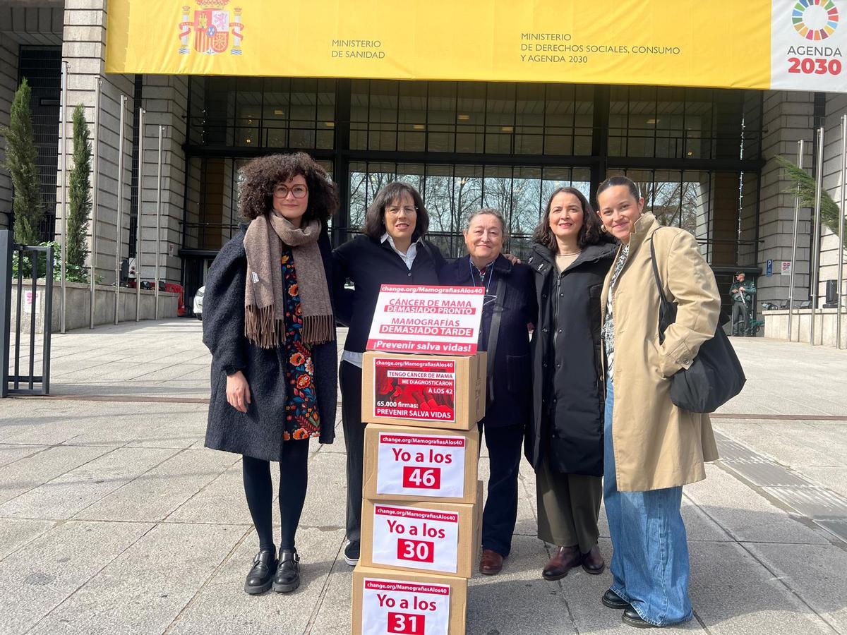 Esther Taboada, María Varela, Carmen, Nuria y Marina ante la sede del Ministerio de Sanidad.