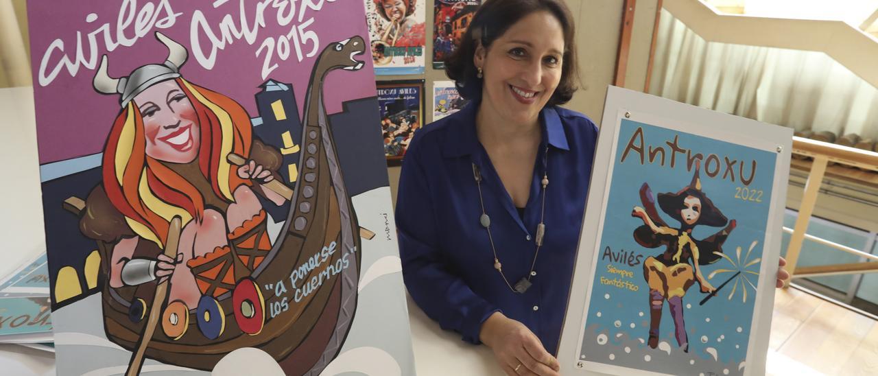 Peláez, con el cartel del Antroxu de este año en la mano. A la izquierda, el de 2015, un autorretrato