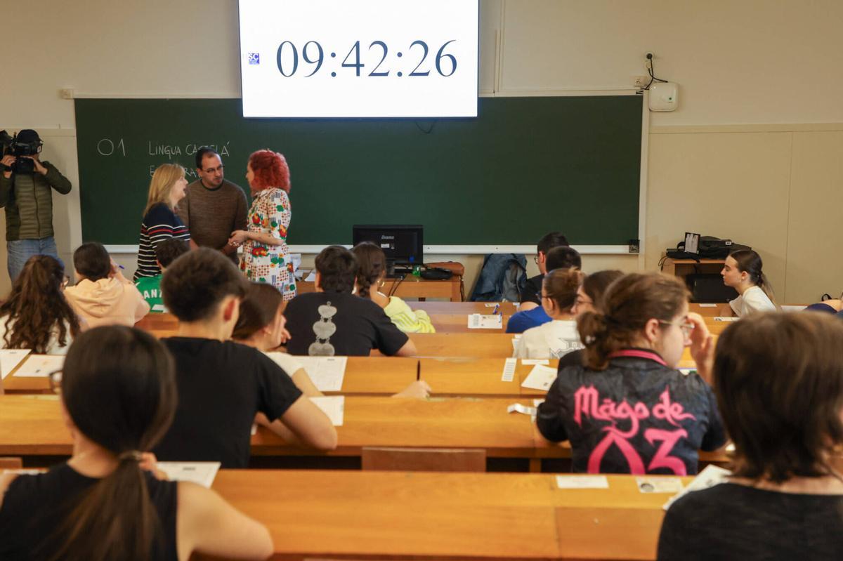Primer día de los exámenes de la Prueba de Acceso a la Universidad (PAU ) en catorce comunidades autónomas. En imagen, estudiantes en Santiago de Compostela. INICIO. COMIENZO. ANTIGUA SELECTIVIDAD. PRUEBA DE ACCESO A LA UNIVERSIDAD. ALUMNOS