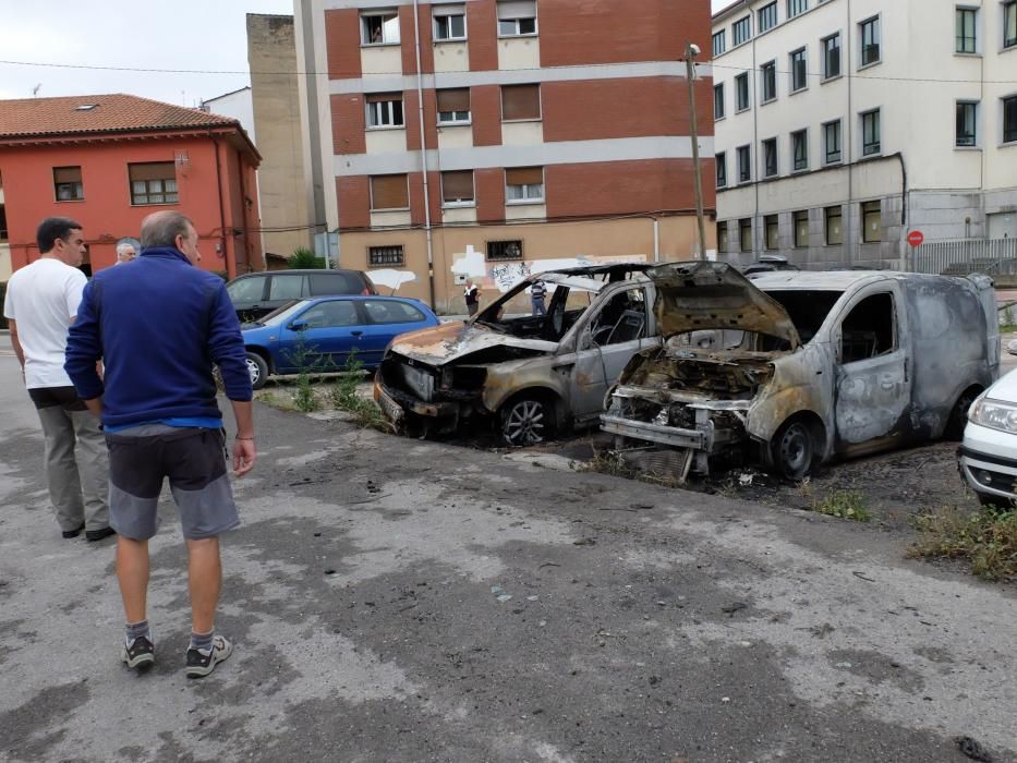 Coches incendiados por actos vandálicos en los aparcamientos de Oñón en Mieres