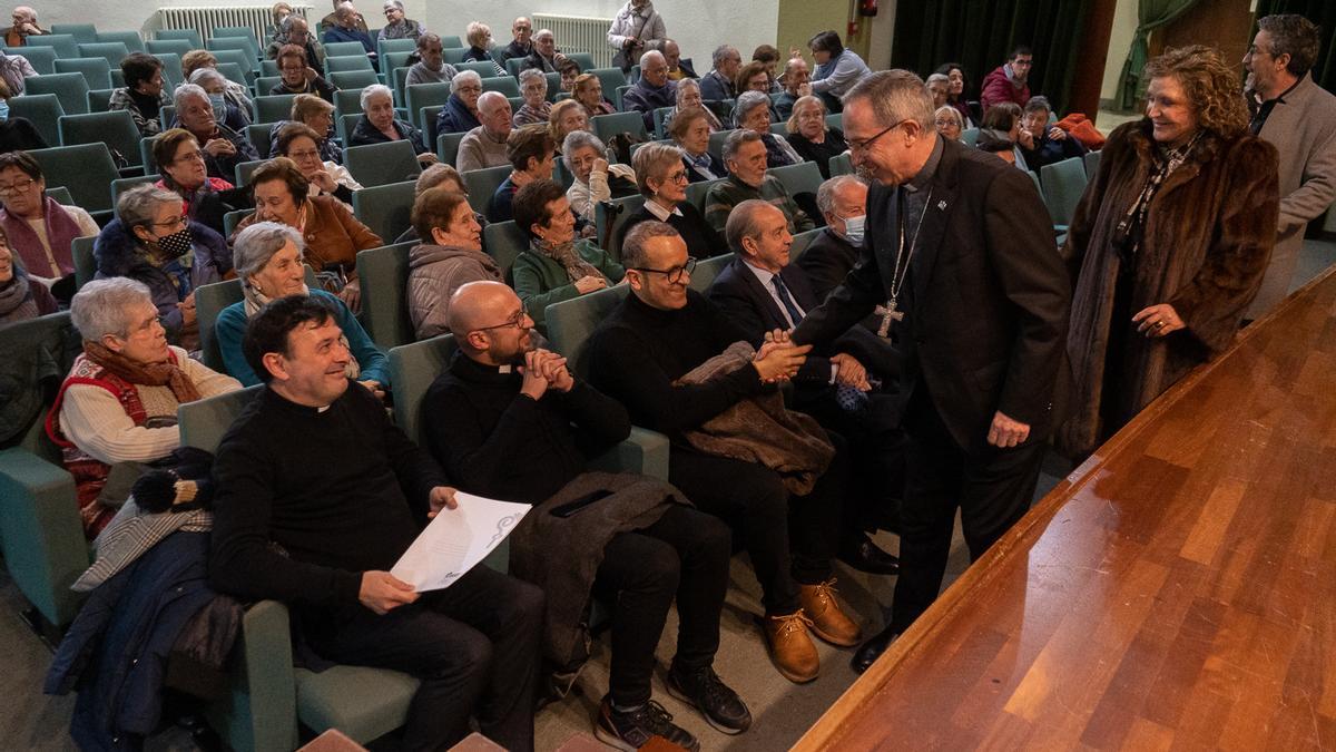 El obispo saluda a sacerdotes y miembros de la Diócesis antes de ser entrevistado en el CLUB LA OPINIÓN-EL CORREO DE ZAMORA.