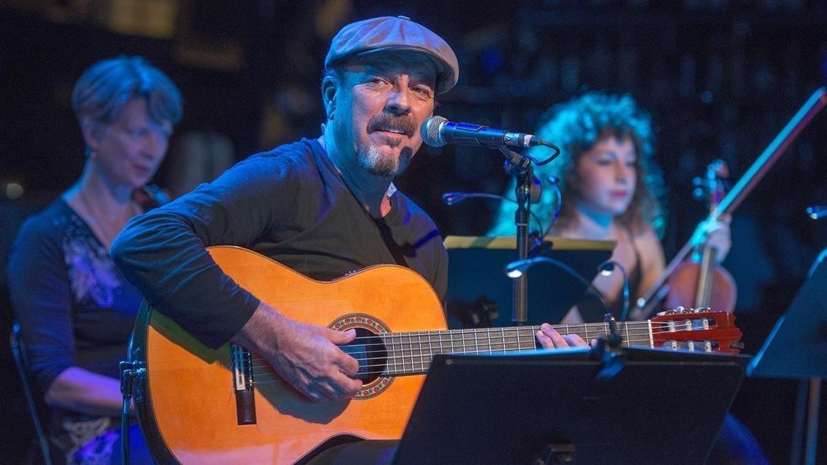 Javier Ruibal, en su concierto del jueves en Luz de Gas