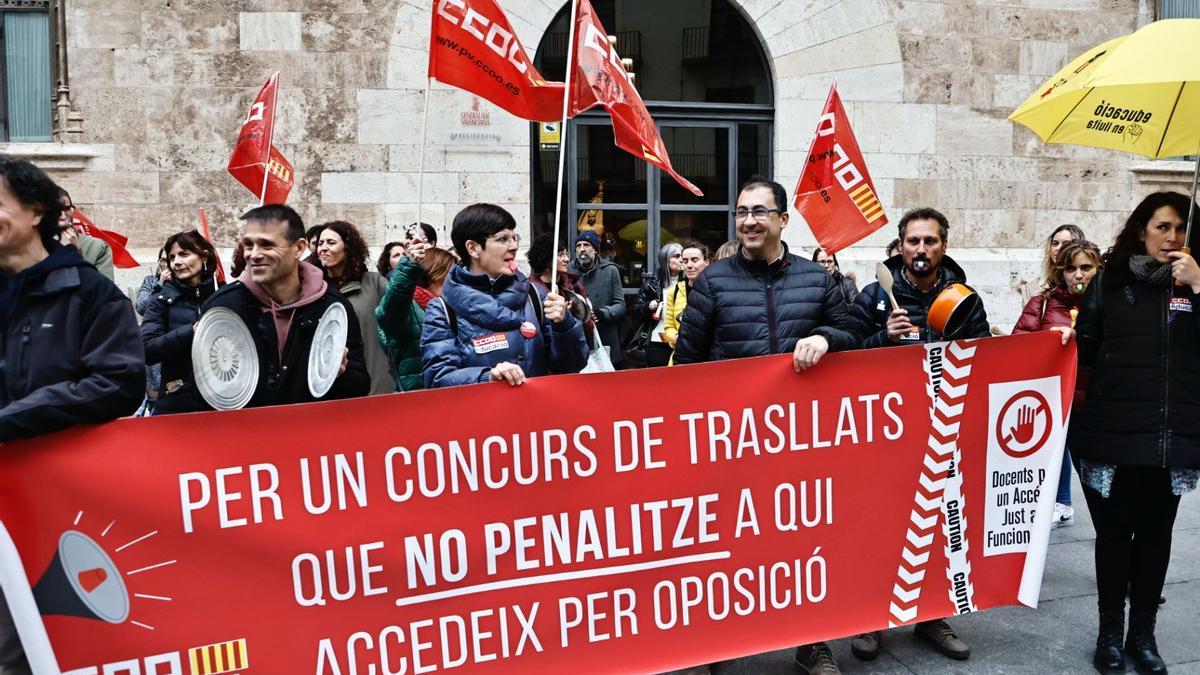 Concentración de profesores en València demandando unas mejores condiciones en los accesos por oposición.