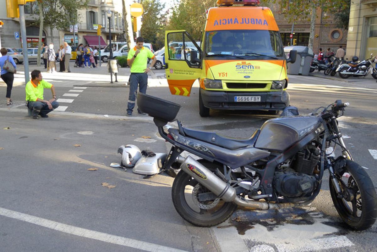 El lloc de l’accident, amb la motocicleta en primer terme. El lloc de l’accident, amb la motocicleta en primer terme.
