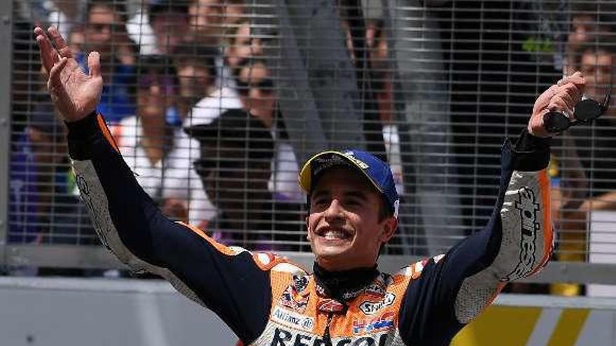 Marc Márquez saluda a la afición.