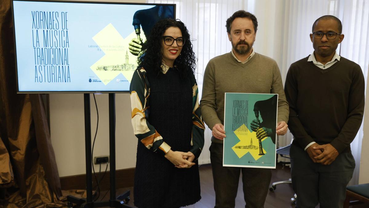 Vanessa Gutiérrez, consejera Cultura, Política Llingüística y Deporte; Flavio Rodríguez, presidente de la Asociación Conceyu de la Gaita, y Tomás Esolá, integrante de la asociación.