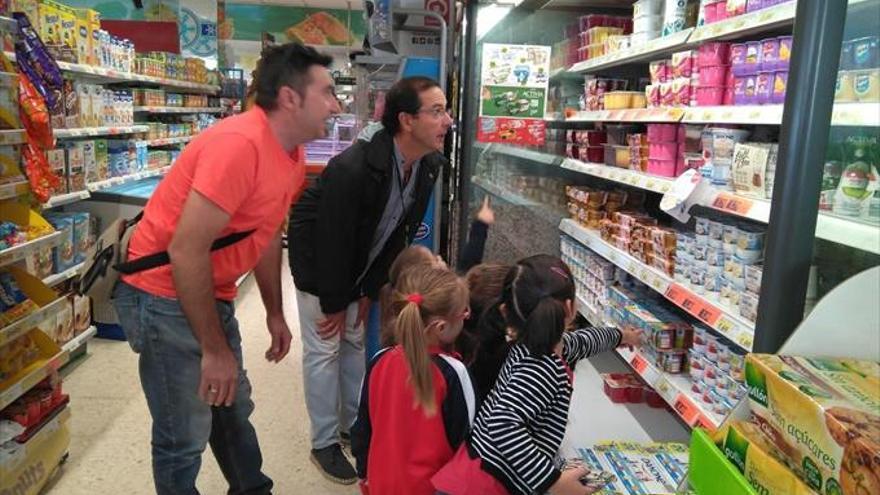 Alumnado del CEIP Santa Bárbara aprende en un supermercado