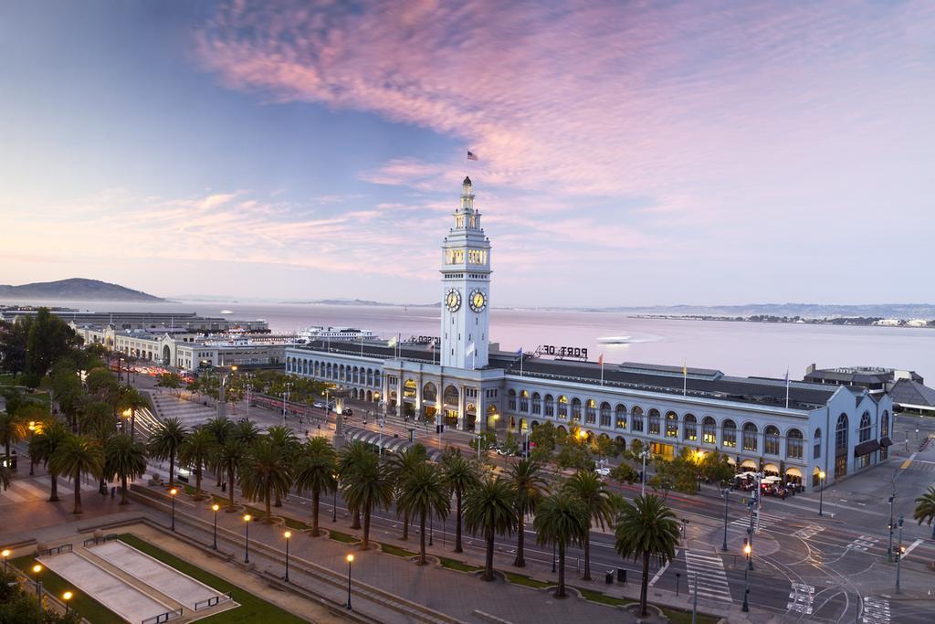 El edificio que en su día fue terminal de pasajeros hoy acoge uno de los mercados gourmets más importantes de la ciudad.