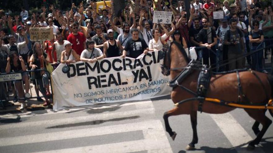 Bajo la pancarta de Democracia Real Ya, &quot;No somos mercancia en manos de políticos y banqueros&quot;, se han concentrado este mediodía frente a la Casa Consistorial.