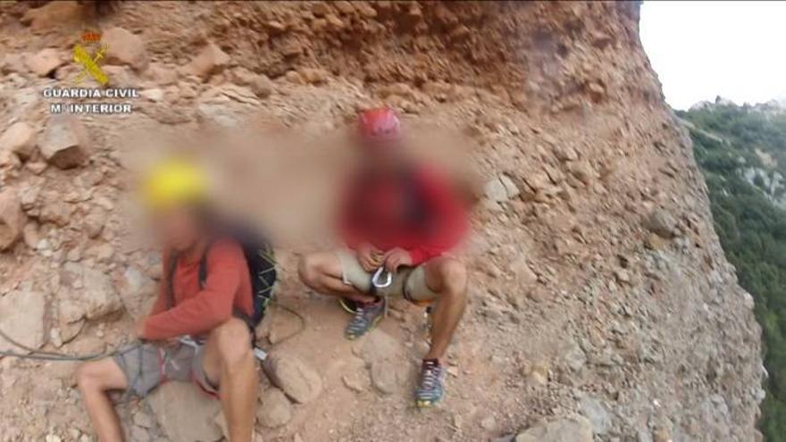 La Guardia Civil rescata a tres montañeros enriscados