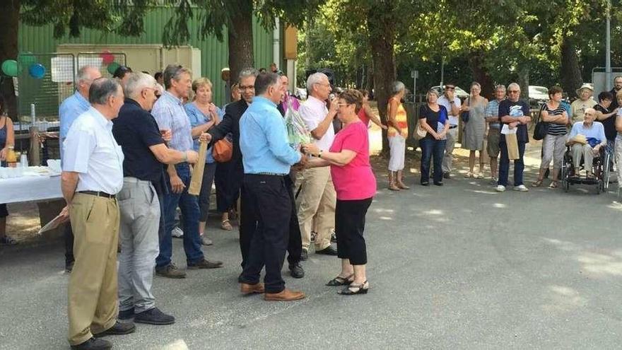 Manuel Cuiña y la edil Pilar Peón visitaron la localidad de Canéjan en septiembre.