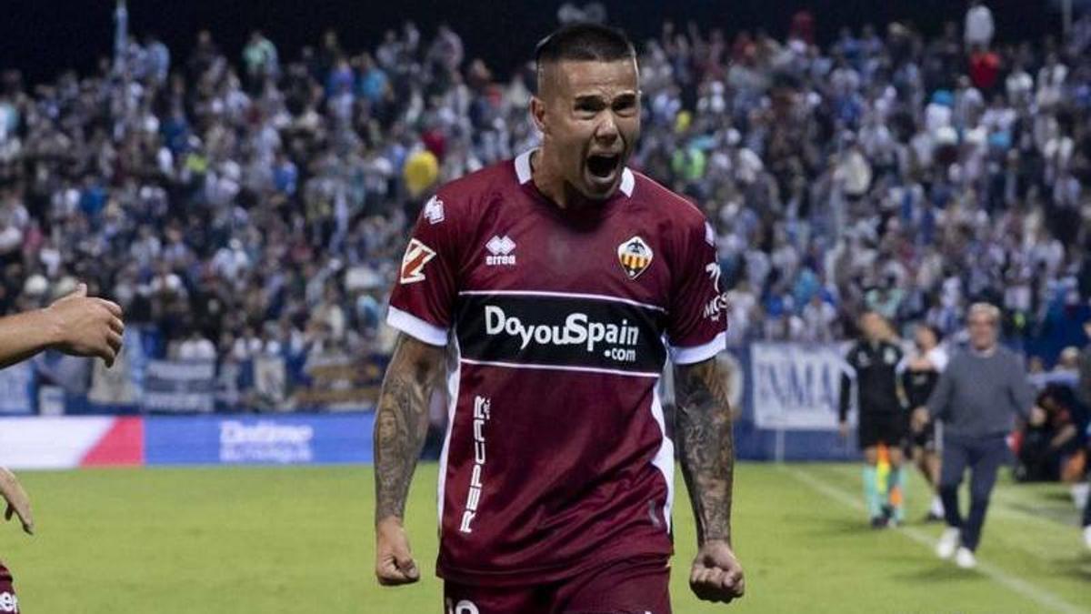 Suero celebra su golazo.