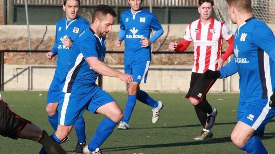 Un jugador toresano conduce el cuero.