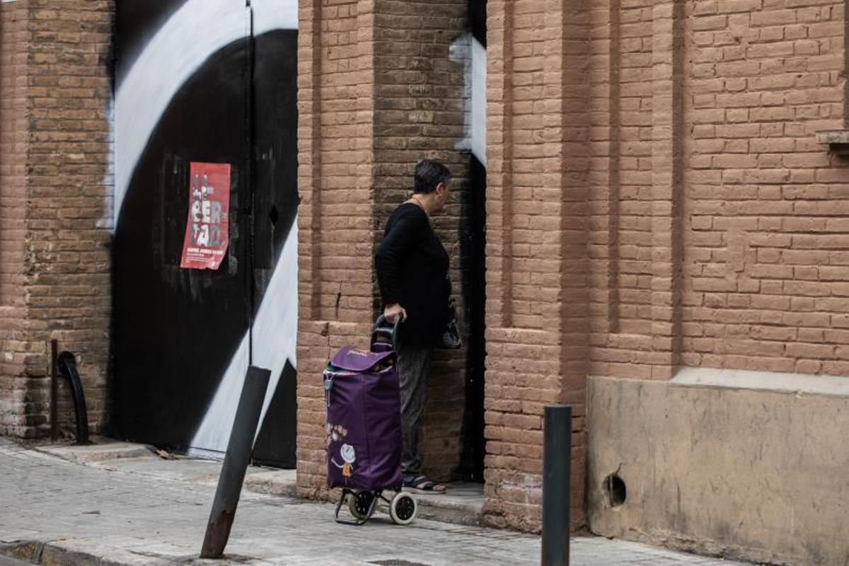 Una vecina, antes de acceder al interior de la antigua fábrica Albert Germans de L'Hospitalet.