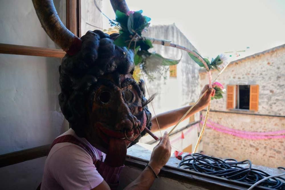 Vor rund 15 Jahren kam man in Sineu im Inselinnern von Mallorca auf die Idee, sich eine eigene Identifikationsfigur zu basteln. In Anlehnung an eine alte Dorflegende erfanden die Bewohner eine Fabelgestalt, halb Stier, halb Teufel, mit einer rosa Blume geschmückt: Der Muc, wahlweise Much geschrieben, ward geboren. Unter diesem Namen wurde er erstmals 2003 gefeiert. Seither strömen Jahr für Jahr, stets am 14. August, immer mehr rosa bekleidete Anhänger nach Sineu. Dieses Jahr waren es wieder ein paar mehr.