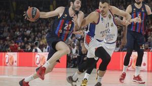 Abrines conduce el balón en presencia de Zizic, del Efes