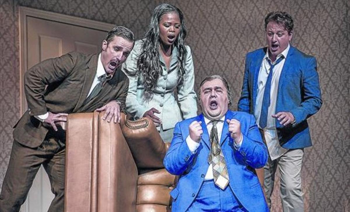 Roberto de Candia (Don Pasquale), centre, Pretty Yende, al darrere, Antonino Siragusa (dreta) i Gabriel Bermúdez. Roberto de Candia (Don Pasquale), centre, Pretty Yende, al darrere, Antonino Siragusa (dreta) i Gabriel Bermúdez.