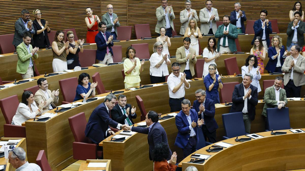 El president de la Generalitat, Juanfran Perez Llorca, saluda al sindic de Vox, José María Llanos, tras aprobar los presupuestos en las Corts.