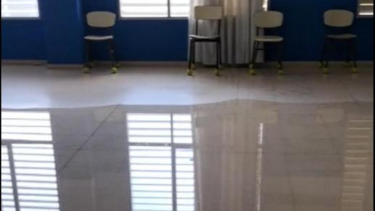 Un gran charco se acumula en el interior de una de las aulas del centro.