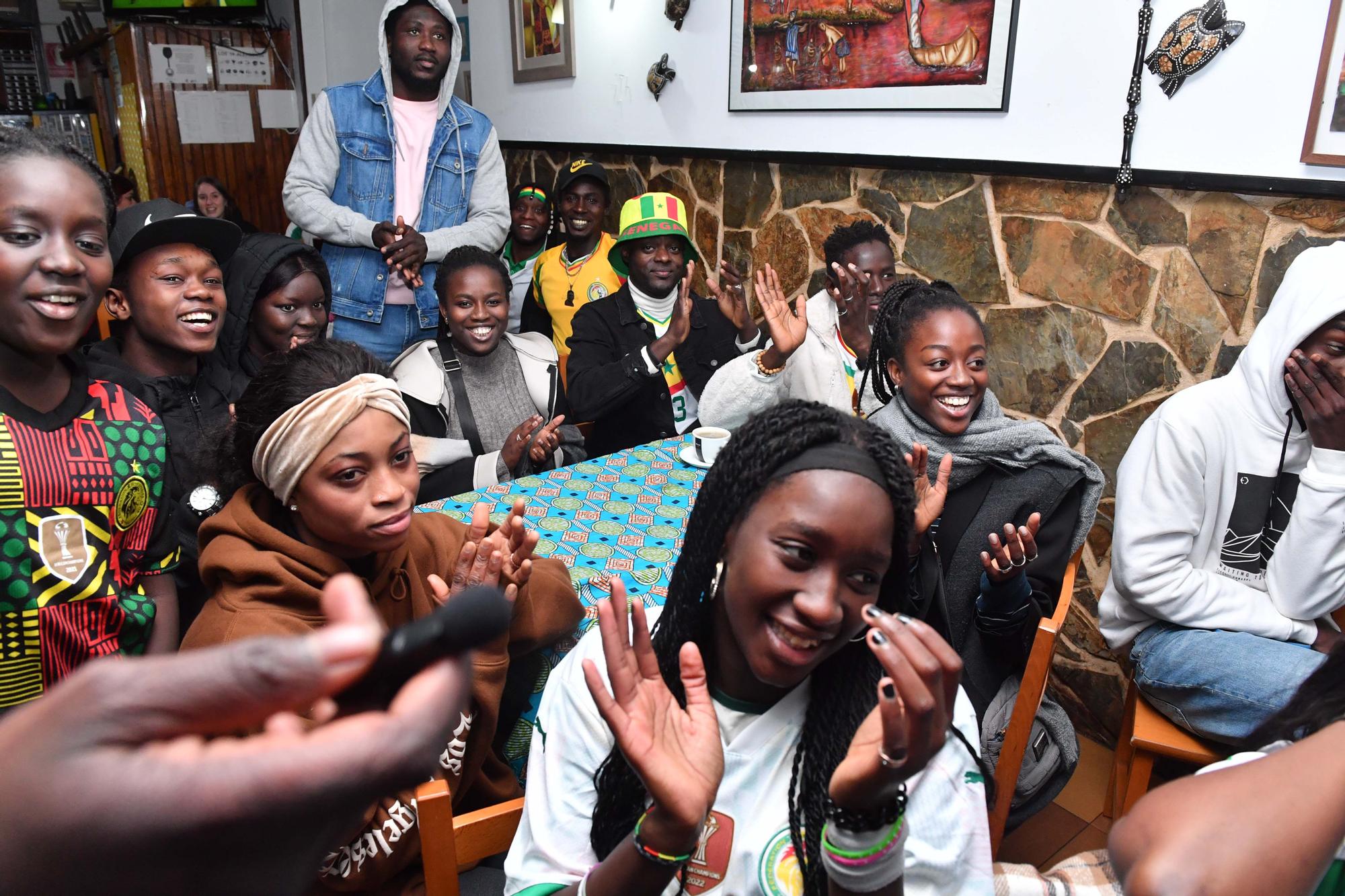 Senegaleses en A Coruña se reúnen en el Agra para ver el partido Senegal-Inglaterra en el Mundial de Qatar