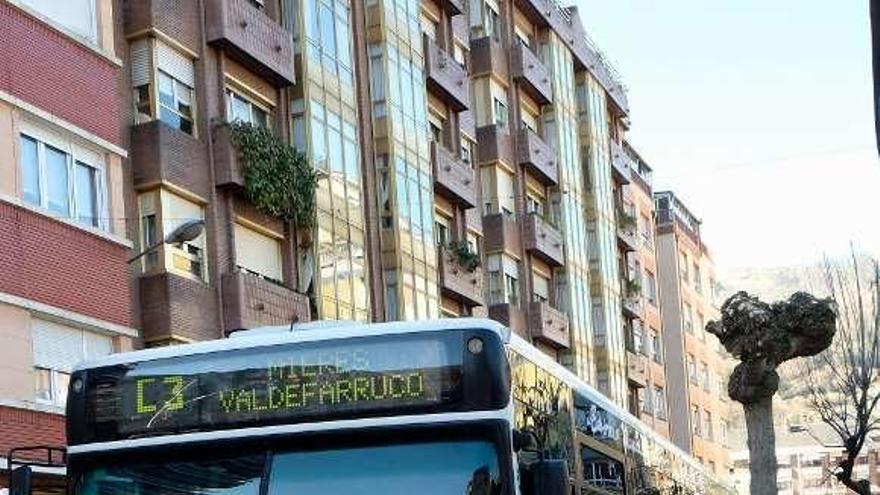 Un autobús de Emutsa, circulando por Mieres.