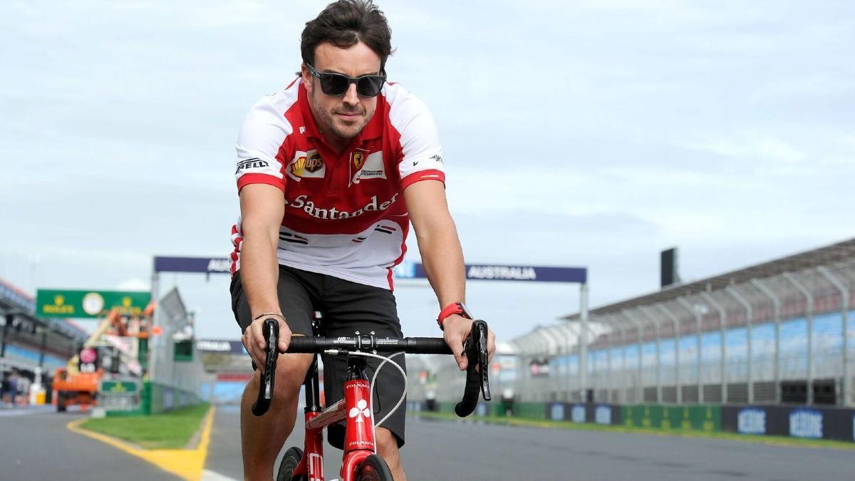Esta imagen de Alonso en bici dejará de verse en los circuitos