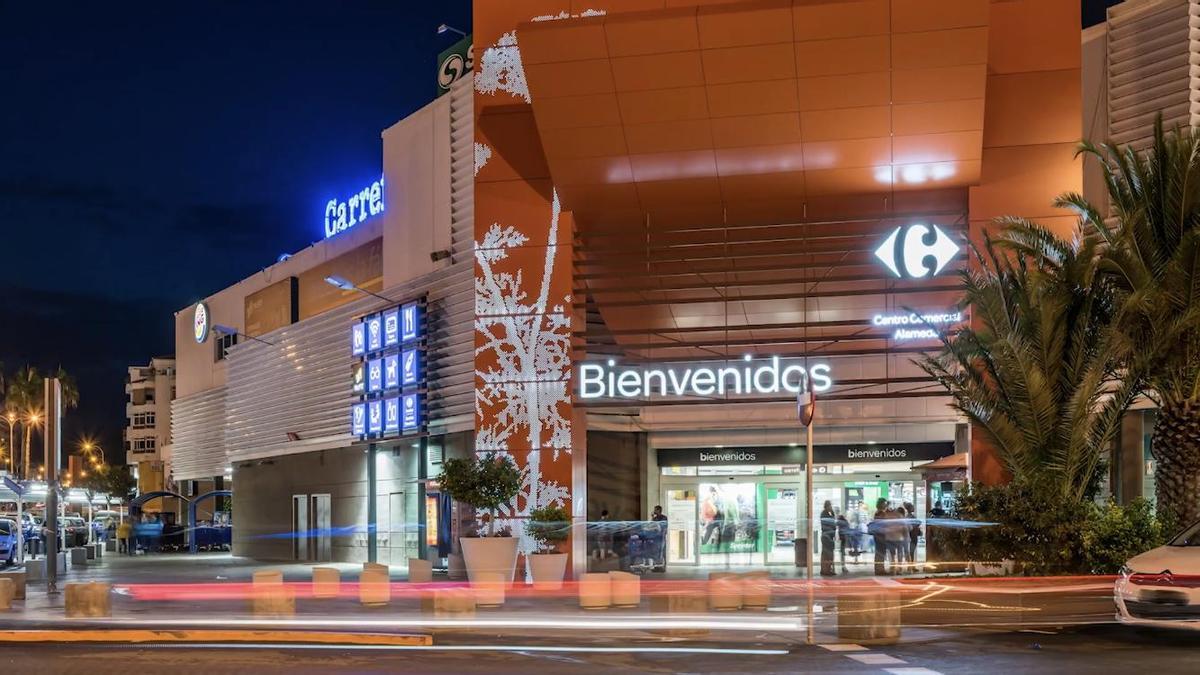Fachada notcurna del centro comercial La Verónica en Antequera.