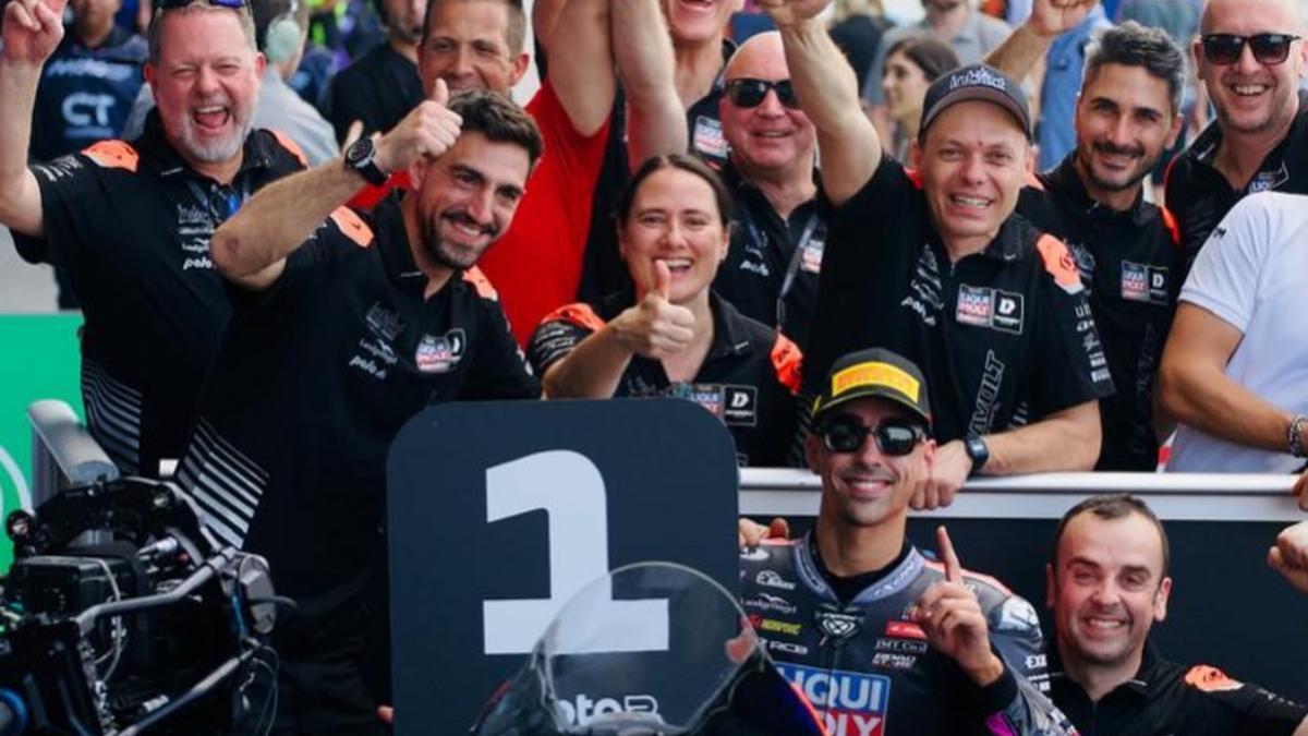 Senna Agius celebra su pole en Tailandia