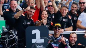 Senna Agius celebra su pole en Tailandia