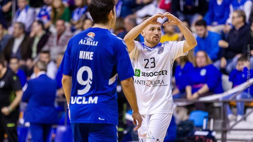 Nano celebra un gol del UMA.