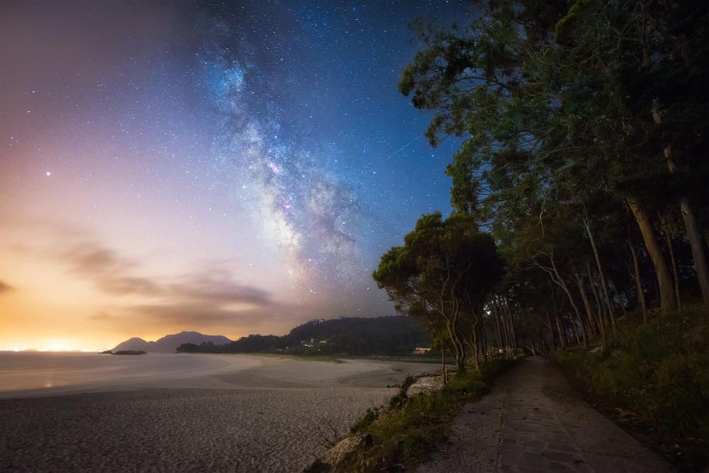 Un libro recoge cien fotografías de Daniel Llamas y Daniel Lois de los lugares más emblemáticos de Galicia inmortalizados bajo el espectáculo del cielo nocturno.