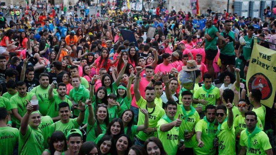 Peñistas en la Plaza Mayor, en 2016.