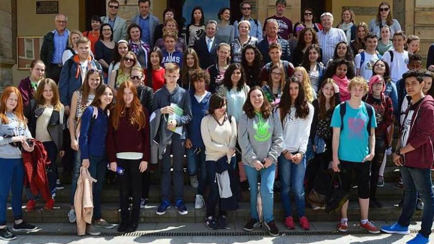 Alumnos y profesores, ayer, frente al Ayuntamiento.