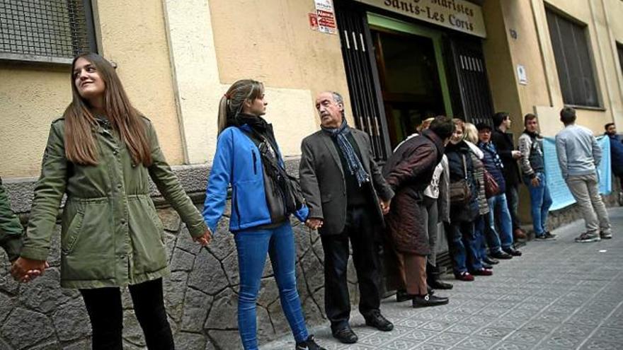 Cadena humana en solidaritat amb víctimes i professors del centre